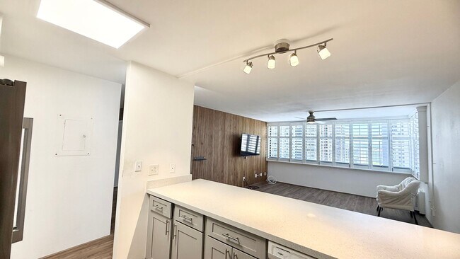 Building Photo - Beautifully Renovated 2-Bedroom, 2-Bathroom Condo 1-Parking