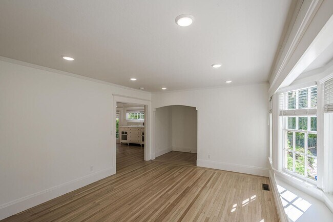 Foto del edificio - Charming Burlingame Home, 2 Bedroom / 1 Ba...