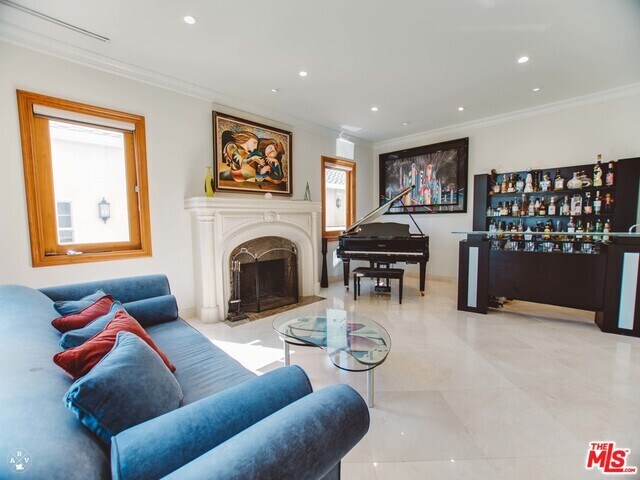 Escenario - 9033 Cresta Dr