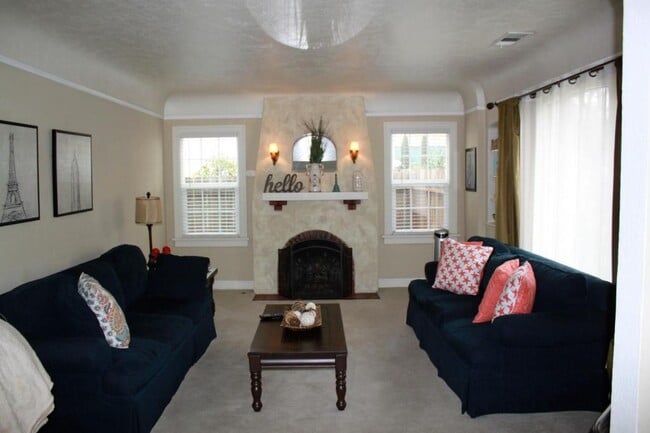 Building Photo - 121 Elmwood Ct