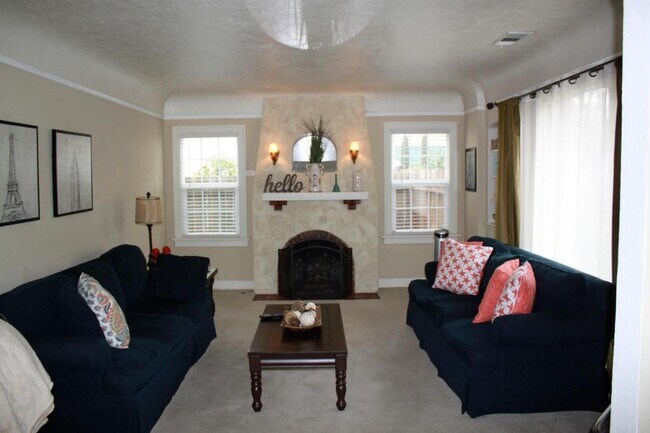 Foto del edificio - 121 Elmwood Ct
