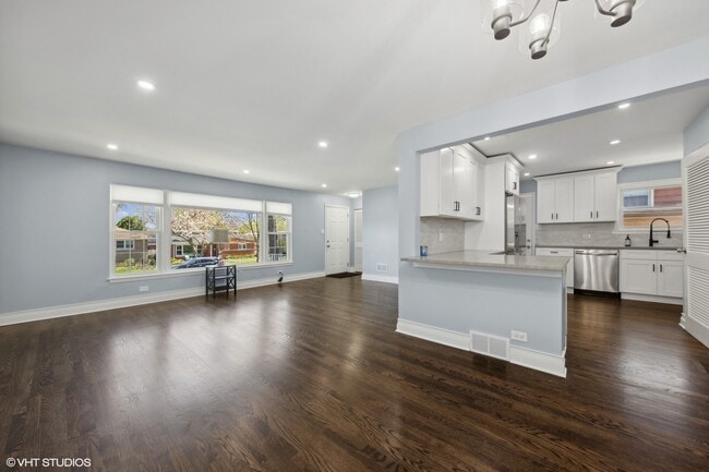 Foto del edificio - 910 Meadowcrest Rd