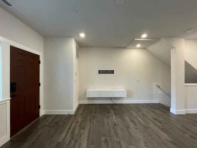 Building Photo - Beautiful, Bight & Modern 2Bd/2.5Ba Townhome in North Bethany! Two car attached garage, In unit l...