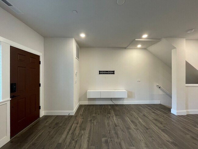 Foto del edificio - Beautiful, Bight & Modern 2Bd/2.5Ba Townhome in North Bethany! Two car attached garage, In unit l...