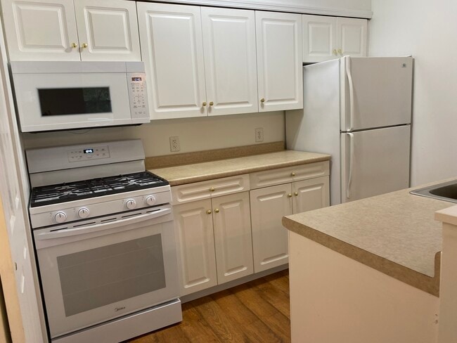 Building Photo - 631 Oak Ave