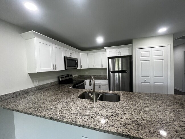 Foto del edificio - Haunt Your Dream Home: 3BR Duplex With Chi...