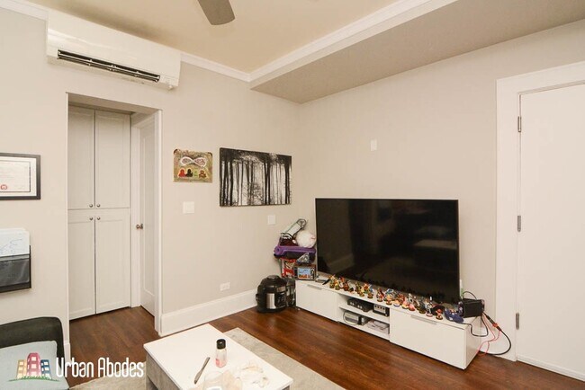 Foto del edificio - 818 W Lakeside Pl