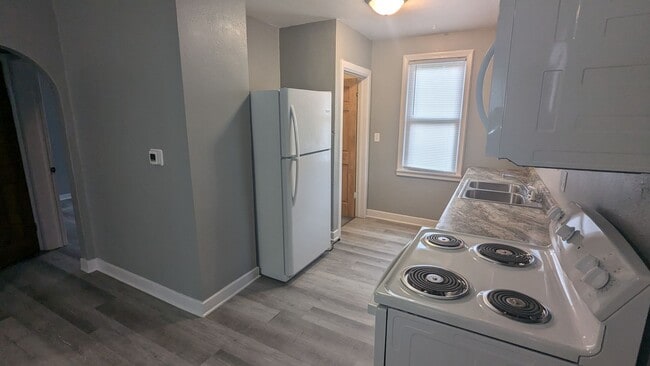 Building Photo - 2 bedroom, 1 bath house