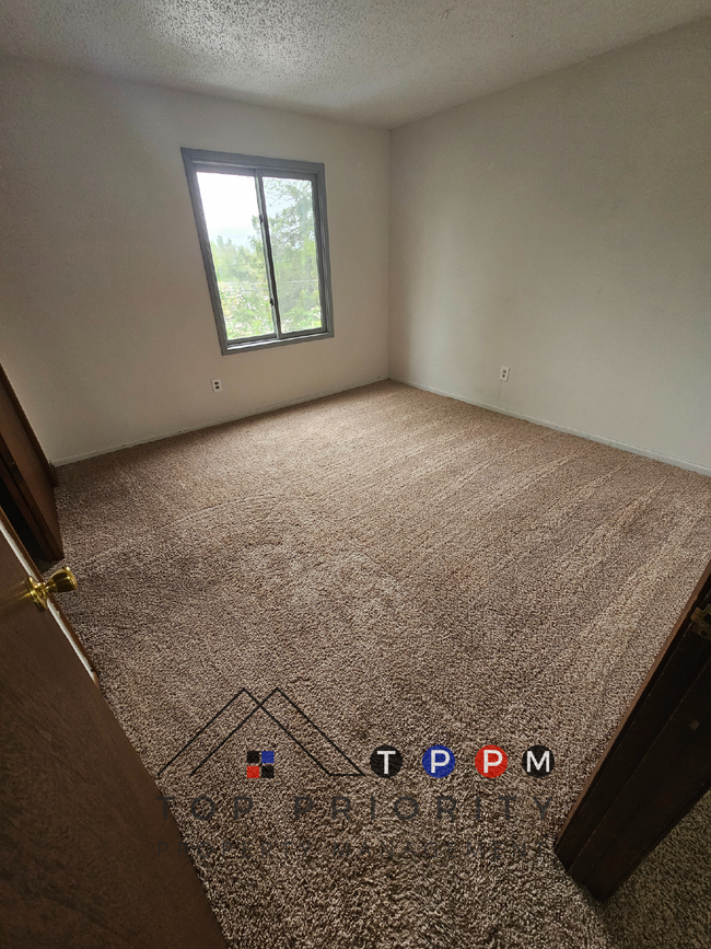 Building Photo - 2 Bedroom | 1 Bathroom Duplex in Cedar Rap...