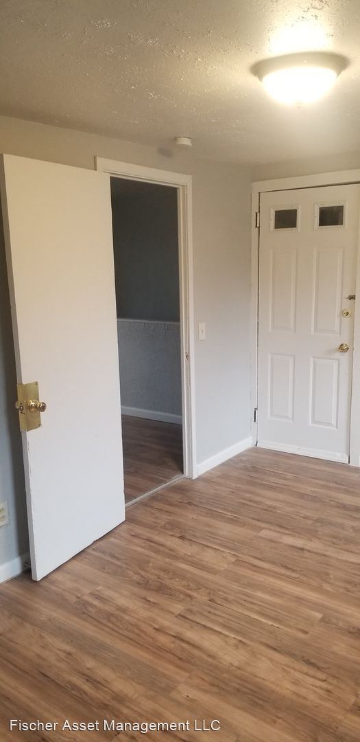Building Photo - 2 br, 1 bath Apartment - 3347 Seymour Ave....