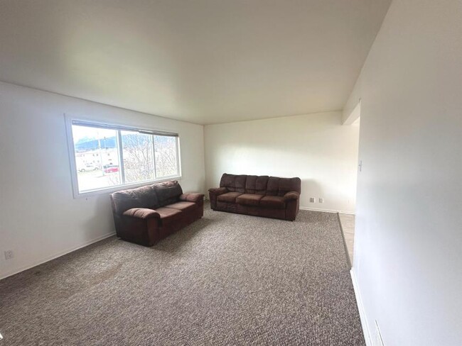Building Photo - 3 bedroom in Kitimat BC V8C 1W3