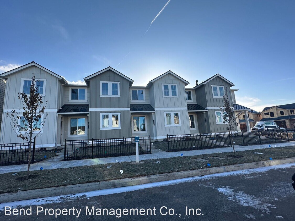 3 br, 2.5 bath House 3011 NE Red Jasper Pl. House Rental in Bend