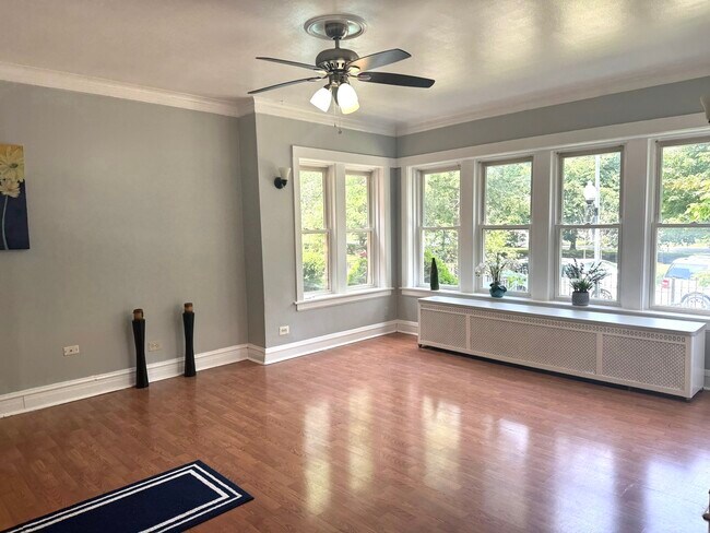 Building Photo - 4421 W Wrightwood Ave