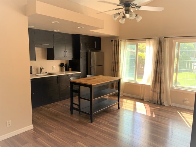 Brisa fresca a través de la puerta mosquitera y las ventanas con ventilador de techo. - 6799 E Kentucky Ave