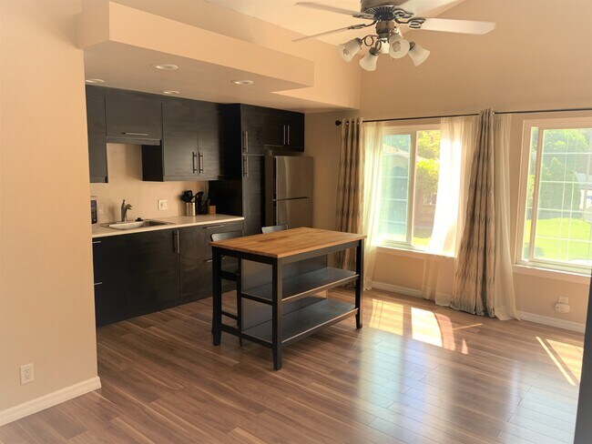 Brisa fresca que entra por la puerta mosquitera y las ventanas con ventilador de techo. - 6799 E Kentucky Ave