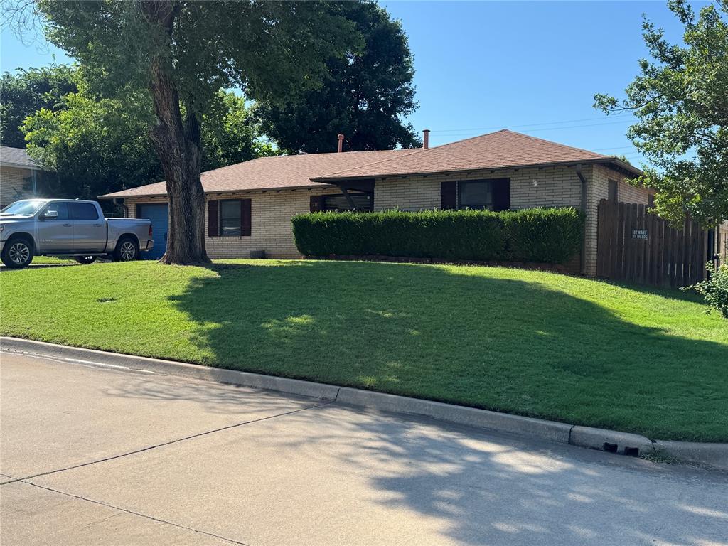 Foto principal - 211 Bluebird Dr