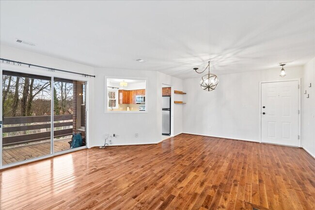 Foto del edificio - Classic Reston condo Offers Bright, Peaceful Court Living