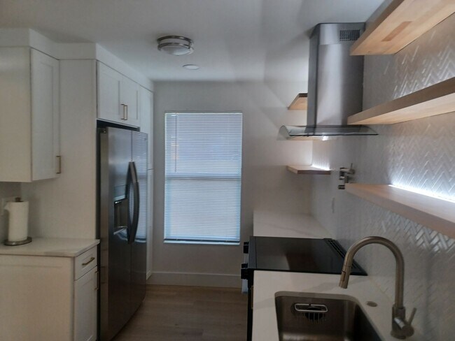 Building Photo - Newly Renovated First Floor 2/2 Condominiu...