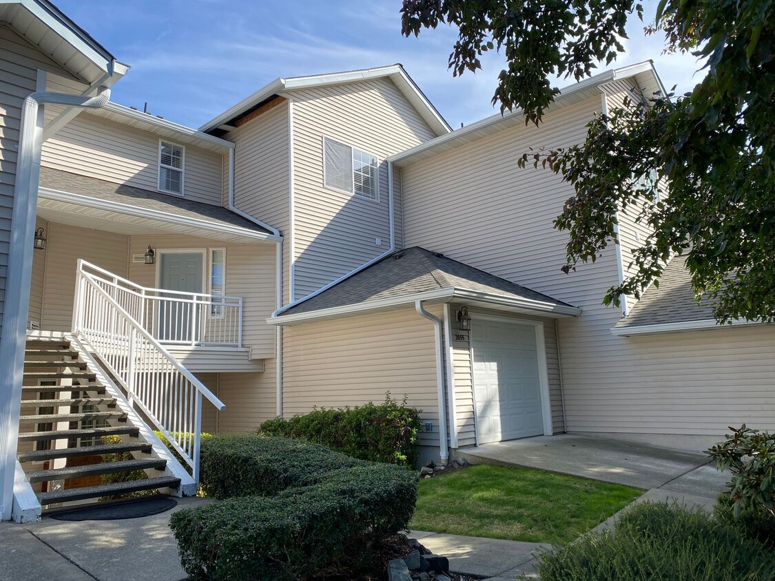 Primary Photo - Spacious Townhome - Dual Master Bedrooms a...
