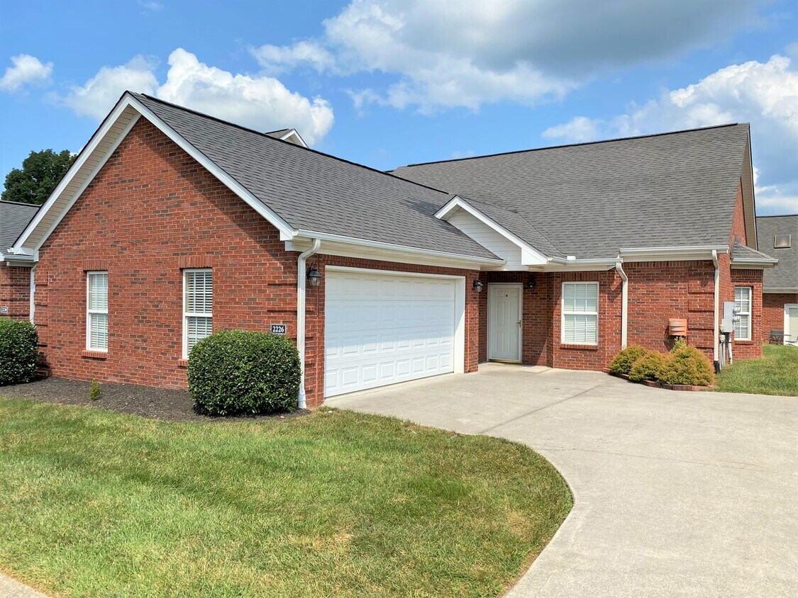 Primary Photo - Immaculate 1-Level End-Unit Condo in Gated...