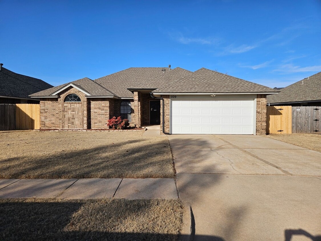 (3) Bed/(2) Bath in Moore with Safe Room Avail NOW! - (3) Bed/(2) Bath in Moore with Safe Room Avail NOW!