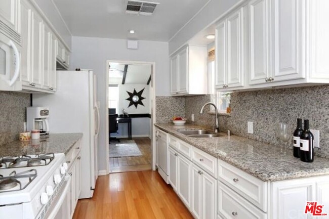 Foto del edificio - 4721 Greenbush Ave