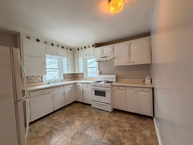 Building Photo - Spacious 2+ bedroom house $750!