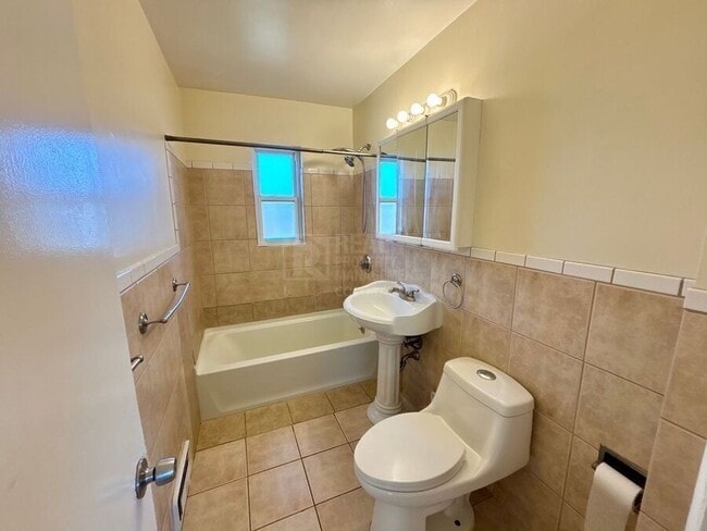 Building Photo - 3271 Pontiac St