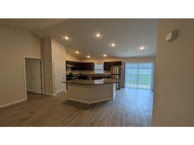 Foto del edificio - Palm Coast 4 Bedroom Newer House Available...