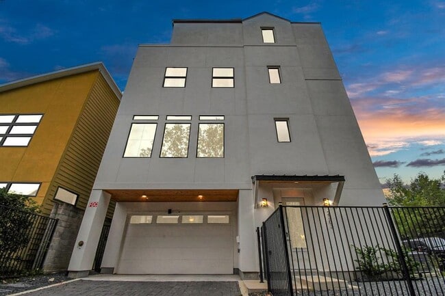 Building Photo - 2303 Yupon St