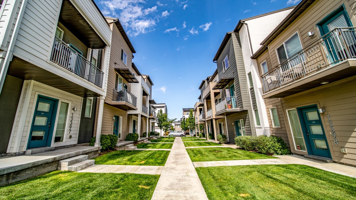 Solameer Townhomes Apartments in Herriman, UT