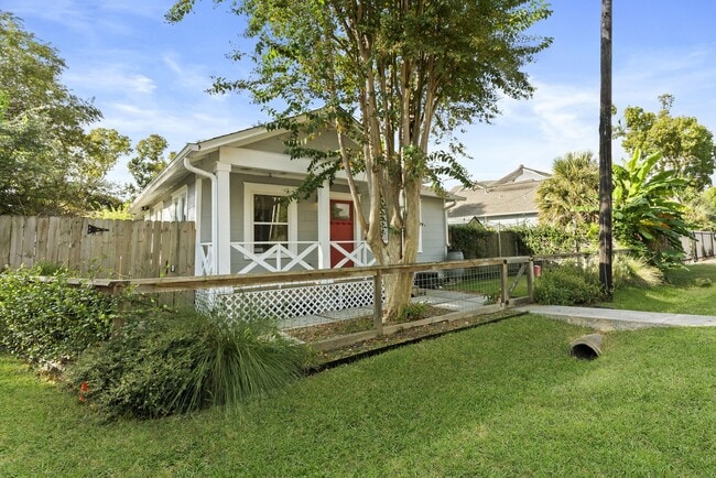 Building Photo - 724 E 21st St