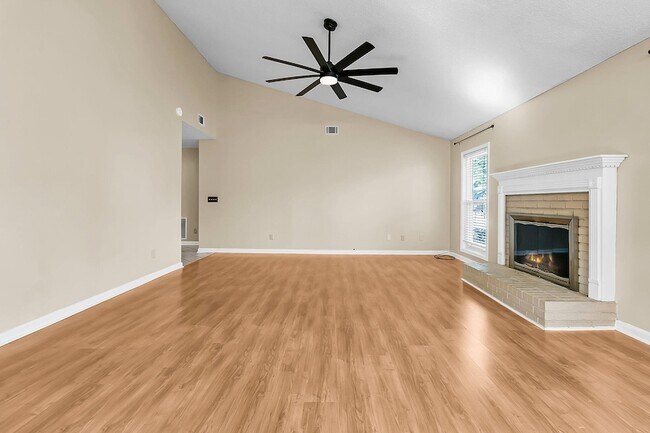 Foto del edificio - 111 Hopper Dr