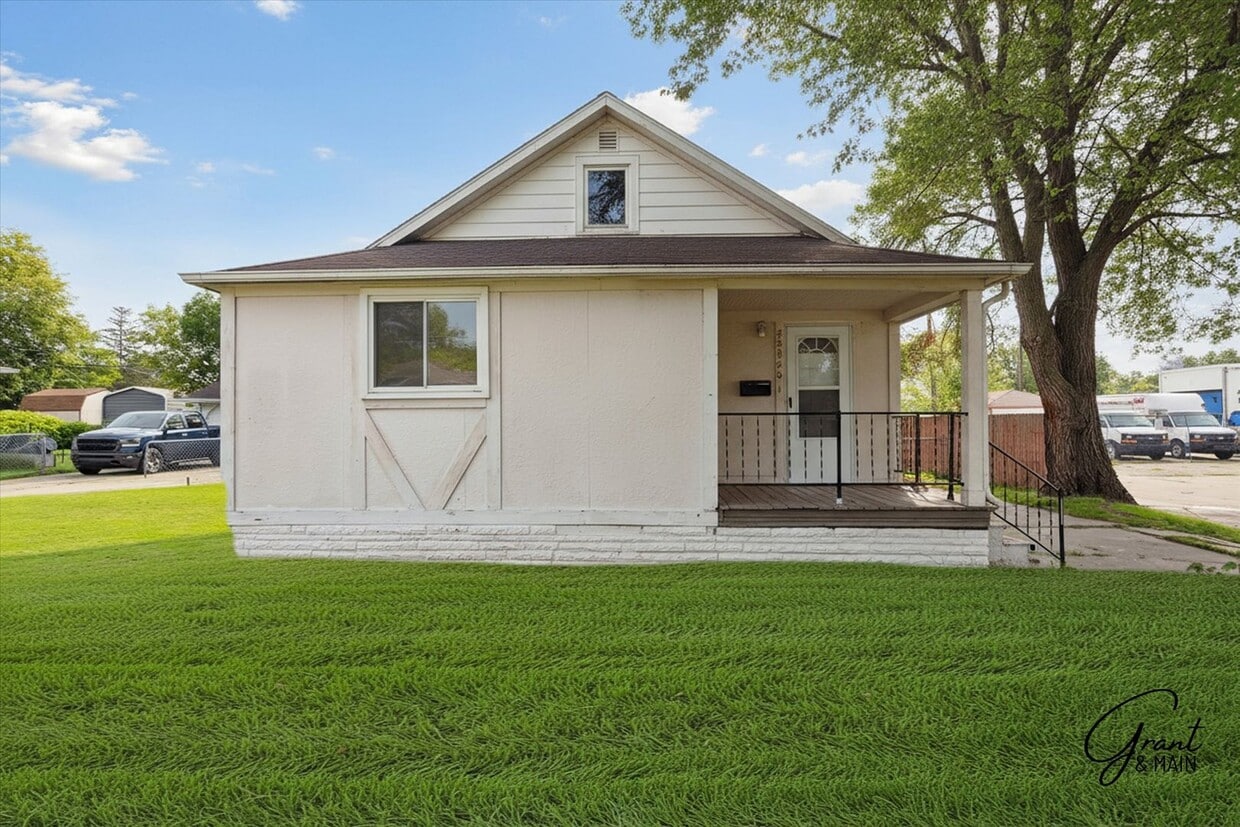 Primary Photo - $1,350 - 3 Bed / 1 Bath House in Eastpointe