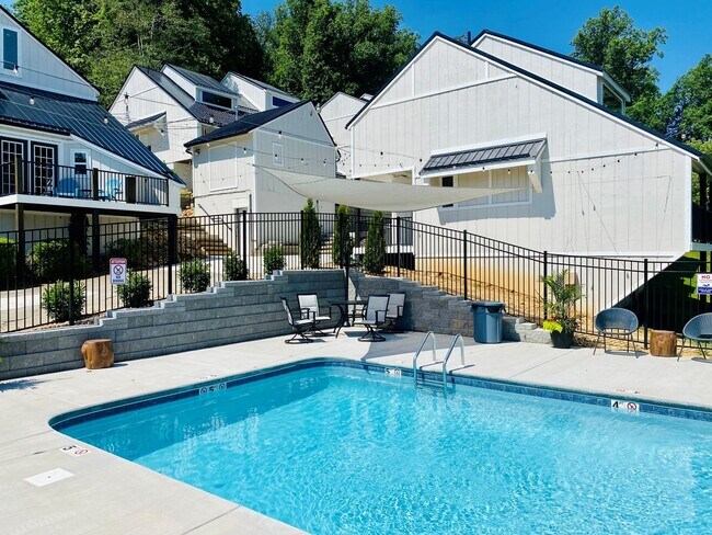 Foto del edificio - Lakefront Luxury Awaits: Modern 2BR with Private Dock & Pool