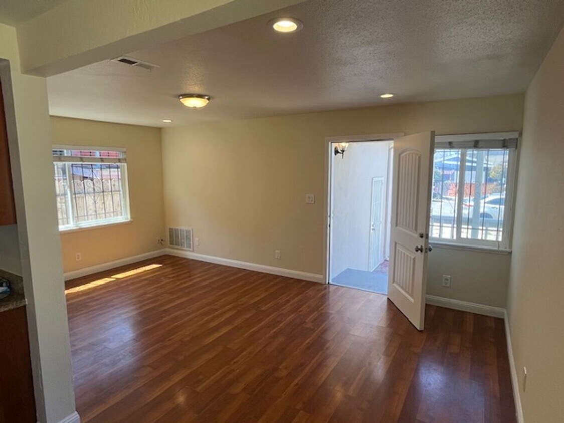 Foto principal - South Richmond 3-Bedroom Home Available fo...
