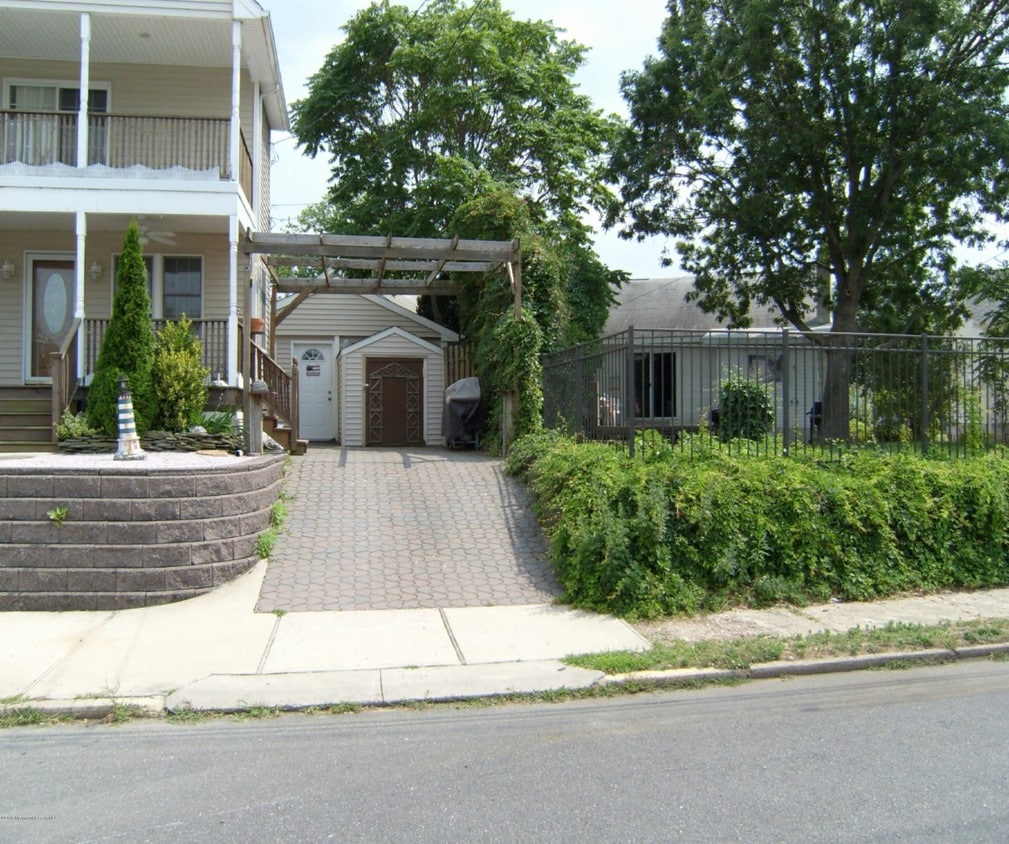 Primary Photo - 327 New Bedford Rd