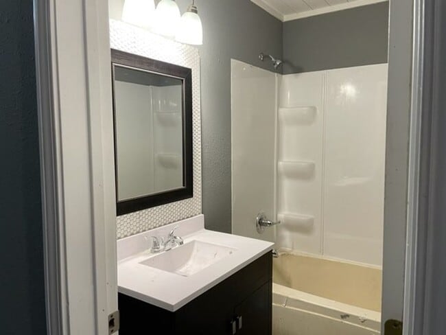 Building Photo - Newly Renovated 3 Bedroom 1 Bath House wit...