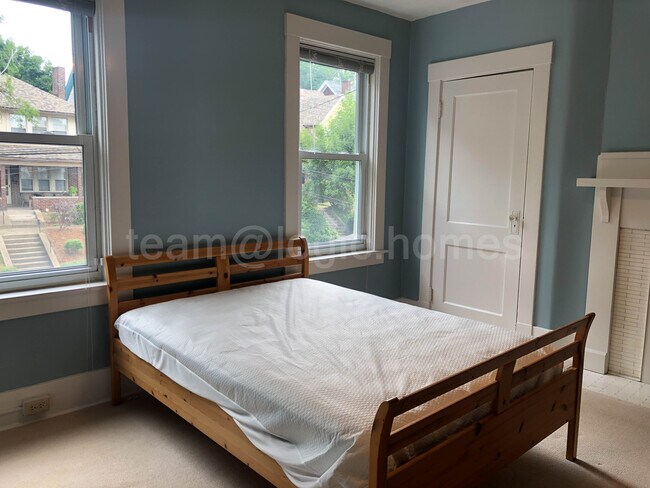 Dormitorio 1 - 5918 Douglas St