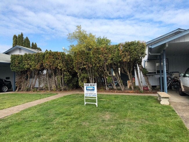 Building Photo - Spacious NW Corvallis Duplex -   3 Bedroom...