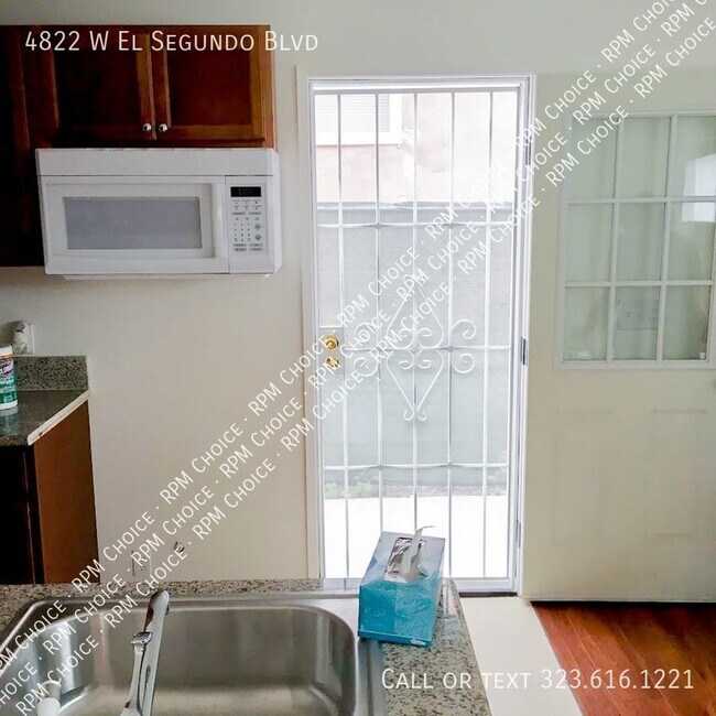 Building Photo - Townhouse 3bd/2ba with laundry hookup and ...