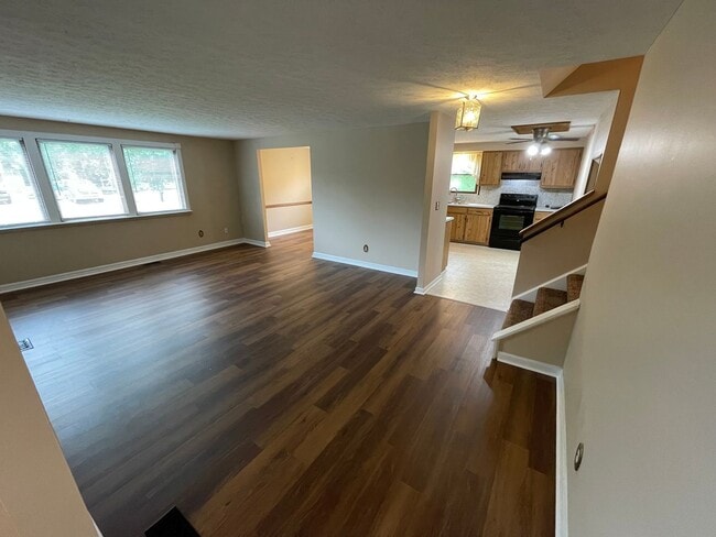 Building Photo - Nice split level home with garage and fenced backyard, Virtual Tour!