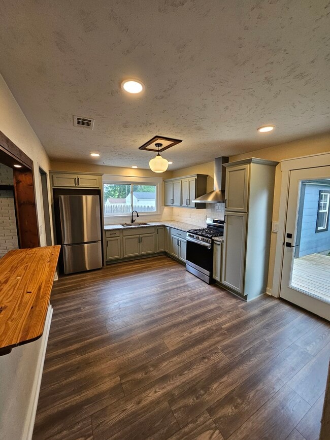 Building Photo - 6569 Graf Dr