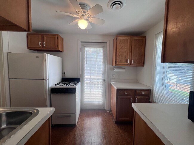 Building Photo - Richmond Park Neighborhood 2 bedroom lower...