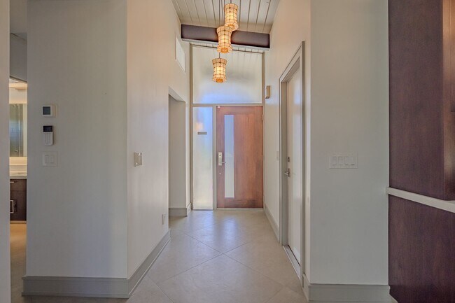 Foto del edificio - Luxurious Modern Living in the Heart of San Diego with Solar!