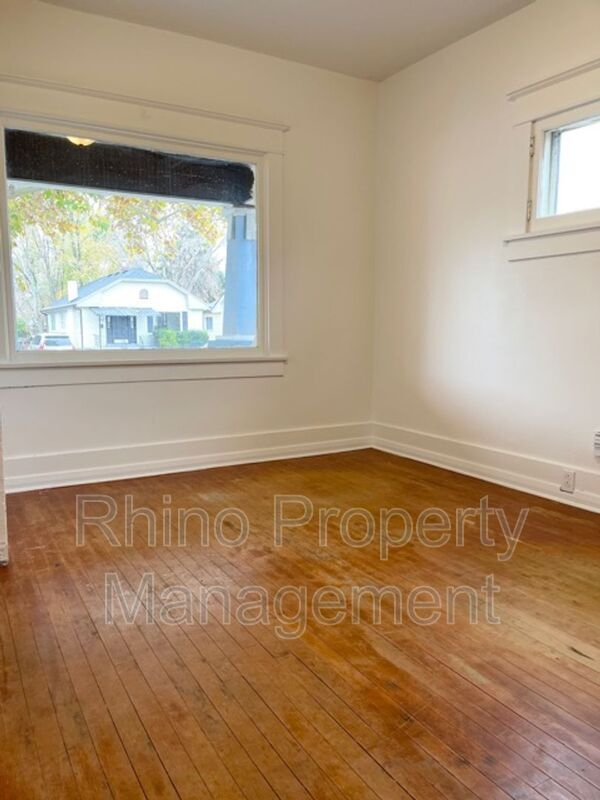 Building Photo - 341 Hubbard Ave S
