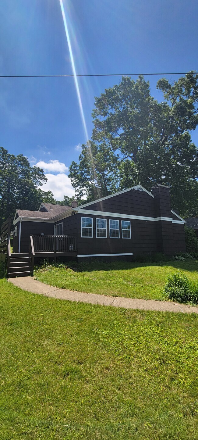 Building Photo - 101 Big Oaks Dr