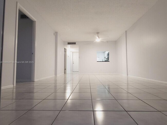 Foto del edificio - 120 Royal Pk Dr