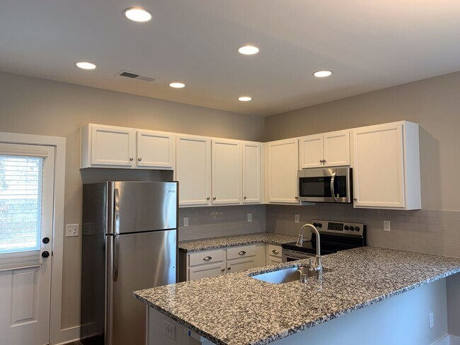 Foto del edificio - 3 Bedroom Home With Spacious Garage