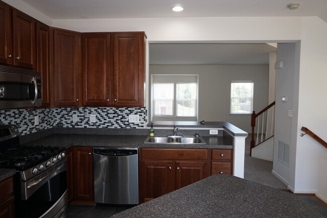 Building Photo - 3-Level TH, 3 BR, 2.5 BA, Garage